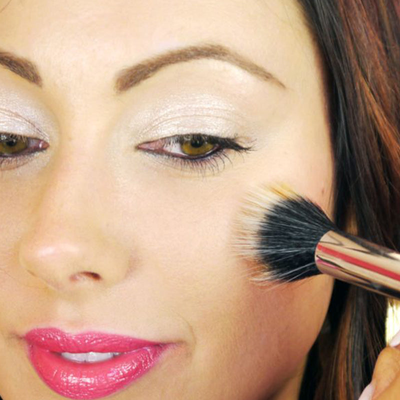 Forstad pessimist gaben How To Use Cheek Highlighter Brush – Makeup Geek